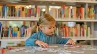 child in library 