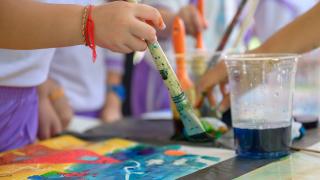 children painting